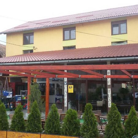 La Tusi Lovrin Hotel Екстериор снимка