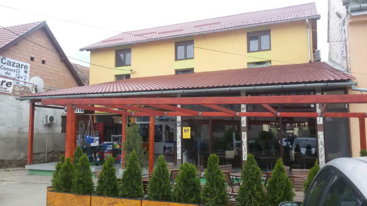 La Tusi Lovrin Hotel Екстериор снимка