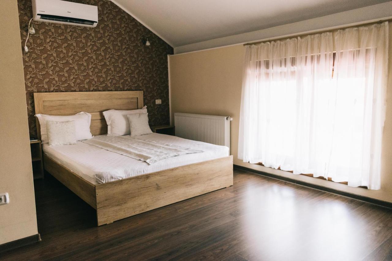 La Tusi Lovrin Hotel Екстериор снимка